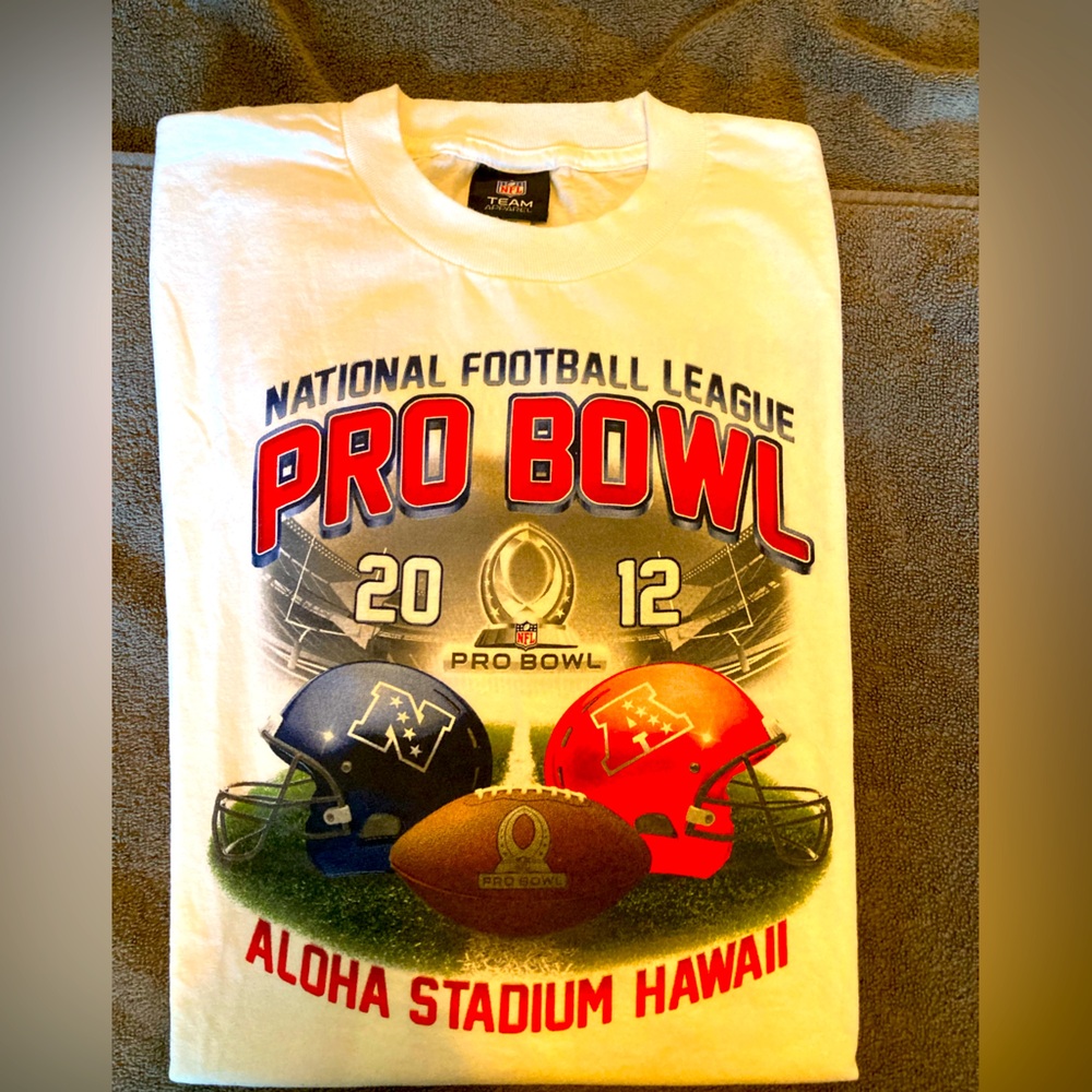 One sided NFL 2012 unworn graphic tee .
